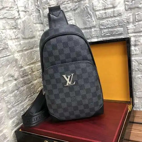 Bolso de pecho para caballero, elaborado en piel vacuna original importada, alta calidad, entrega en