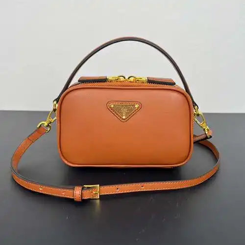 Bolso bandolera PRA@DA elaborado en piel de vacuno original importada, alta calidad, entrega en bols