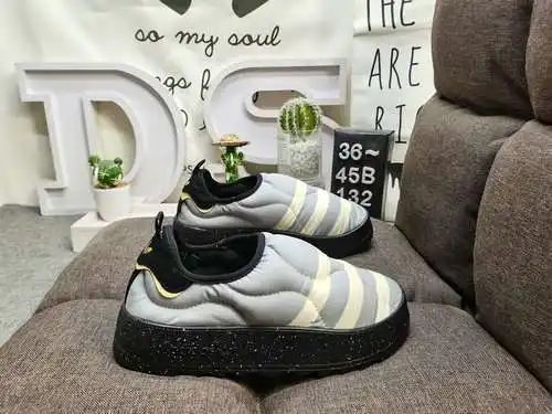 132DAD Zapatos tipo calcetín Puffylette Originals GY1593. La parte superior está hecha de material t