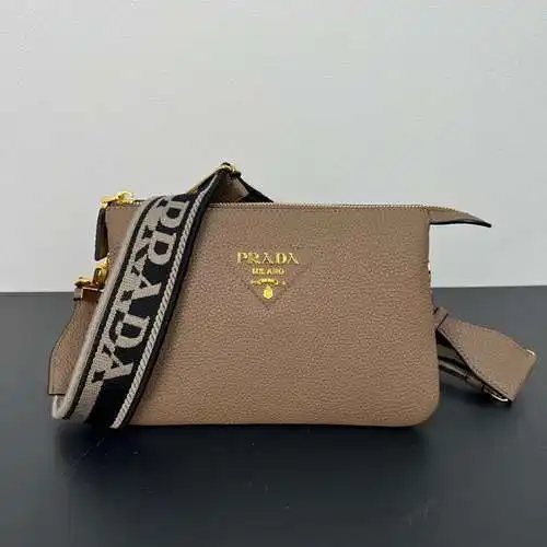 Bolso bandolera PRA@DA elaborado en piel vacuna original importada, alta calidad, entrega en bolsa d