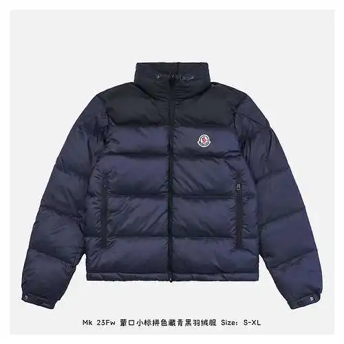 Chaqueta de plumas azul marino y negra a juego con etiqueta pequeña enmascarada MC 23Fw
