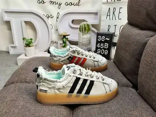 En la segunda serie de colaboración entre 909DAdidas Originals y la marca de moda Song for the Mute,