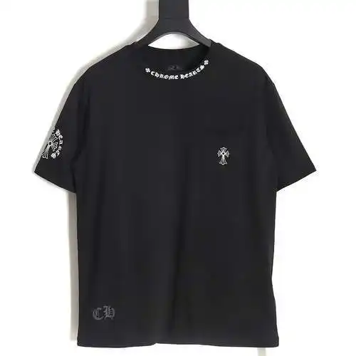 Camiseta de manga corta con estampado de cruces CH Crow Heart Sanskrit