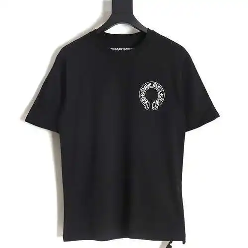 Camiseta de manga corta con estampado de letras sánscritas CH Crow Heart