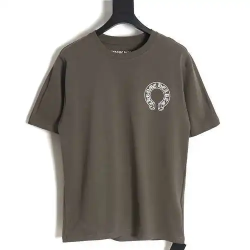 Camiseta de manga corta con estampado de letras sánscritas CH Crow Heart