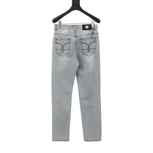 Ver*sace/Versace pantalones vaqueros con etiqueta de cuero y retrato en la espalda