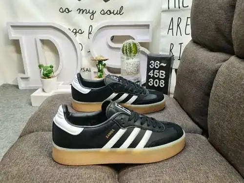 Los zapatos 308D para hombre y mujer son modelos auténticos de media talla. Confeccionada en piel de