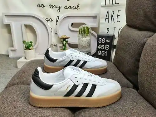 Los zapatos 951D para hombre y mujer son modelos auténticos de media talla. Están hechas de gamuza c