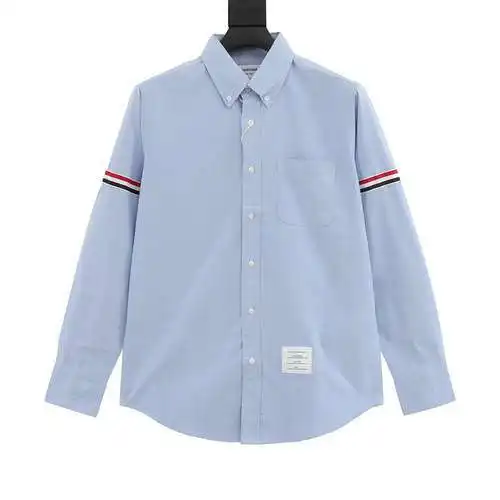 Camisa TB con doble brazalete.