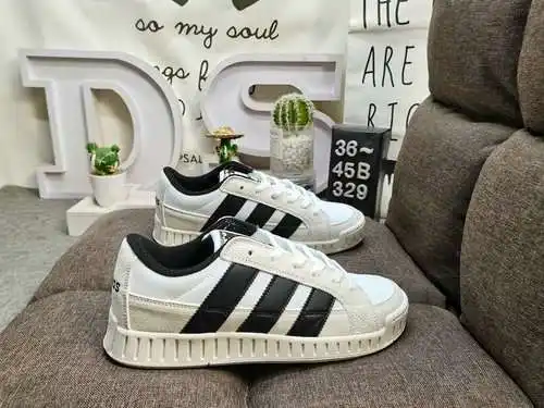 El 329D Adidas ADI2000 El esquema de colores atrevidos presenta las Tres Rayas invertidas para una s