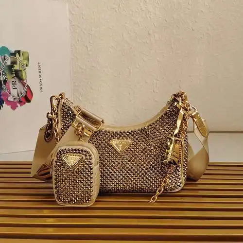El bolso cruzado de P está hecho de cuero original importado de primera calidad, versión réplica de 