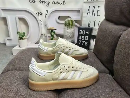 Los zapatos 776D para hombre y mujer son auténticos modelos de talla media. Están confeccionadas en 
