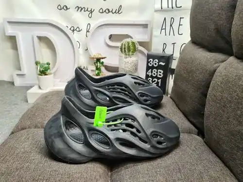 321DAdidas Yeezy Slide Coconut Minimalist Chan Ye Salir al aire libre Playa Sandalias con agujeros