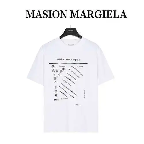 Camiseta de manga corta con estampado de números y letras con corte circular empalmado de MM/Majira