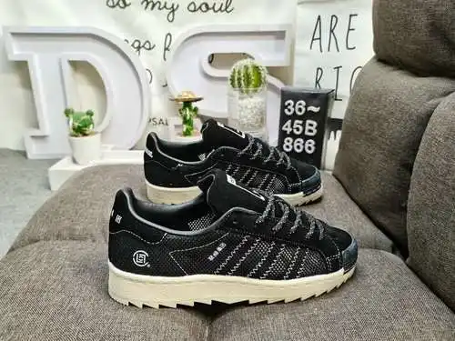 866DAdidas PNS SUPERSTAR utiliza gamuza inversa combinada con material superior de tela de malla tra