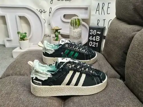 021 En la segunda serie de colaboración entre DAdidas Originals y la marca de moda Song for the Mute