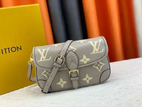 El bolso bandolera de LL está hecho de piel de vacuno original importada, alta calidad, factura de b