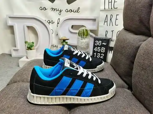 El 132D Adidas ADI2000 El esquema de color atrevido presenta las Tres Rayas invertidas para una sens