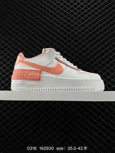 Macarrón Nike Air Force Low, horma original y cartón original, que crea una versión pura de la Fuerz