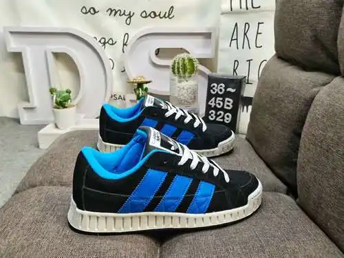 El 329D Adidas ADI2000 El esquema de colores atrevidos presenta las Tres Rayas invertidas para una s