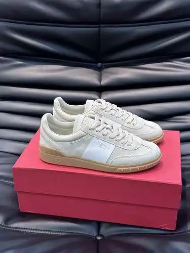 Valentino Pareja Código Modelo: 0227B60 Talla: 35-45 (45 personalizados)