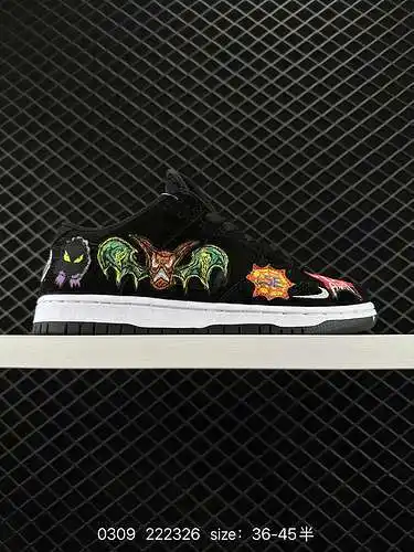 3 zapatos de skate negros para Halloween Nike Neckface x Nike SB Dunk Low. El cuerpo de este zapato 