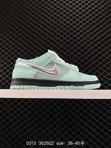 Nike SB Zoom Dunk Low es una serie de zapatillas deportivas informales clásicas y versátiles. El eng