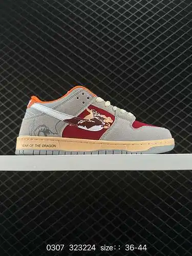 2 zapatos de skate retro Nike Nike Dunk Low. Hecho de cuero natural, es duradero y tiene un aire vin