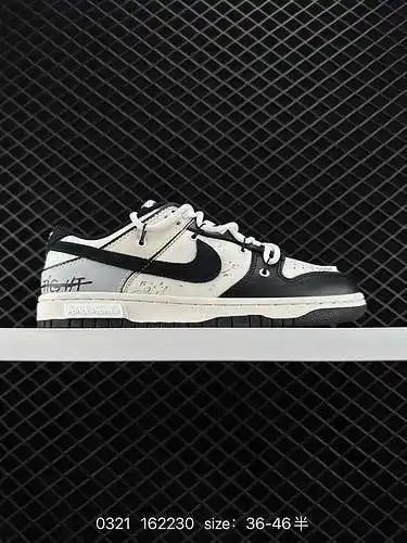Estructura de correa deslizante Nike Dunk Low en blanco y negro. Este modelo está diseñado en torno 