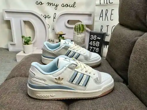 776DAdidas Forum 84 Calzado deportivo casual de moda, versátil y de caña baja. Basado en la forma de