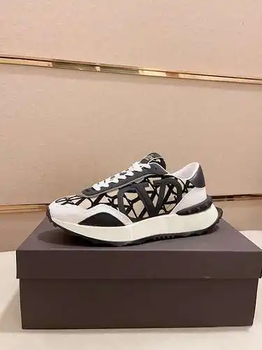 Zapatos Valentino para hombre y mujer Código: 0313C20 Talla: Mujer 36-40. Hombre 39-44. (Se puede pe