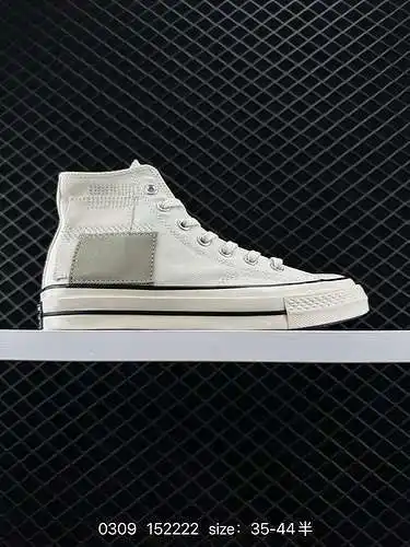 El nuevo empalme de parches bordados de Converse. El pequeño parche artesanal en el exterior de la p