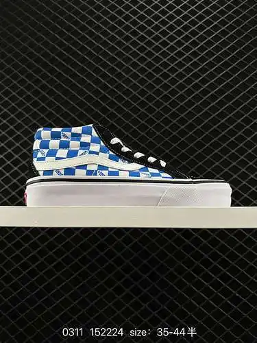 2 Vans Vans SK8-Damero azul y blanco a nivel de empresa. El adictivo patrón de tablero de ajedrez no