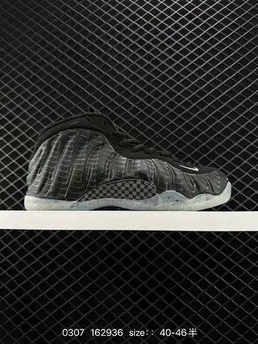 8 NIKE AIR FOAMPOSITE ONE es un par de botas de defensa en el campo. Se lanzó por primera vez en mar