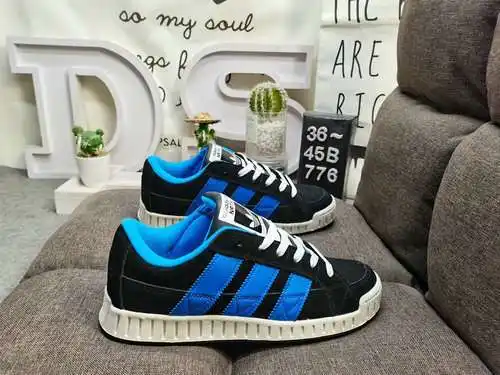 El 776D Adidas ADI2000 El esquema de color atrevido presenta las Tres Rayas invertidas para una sens