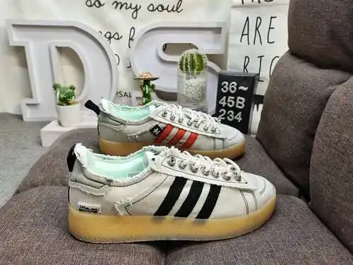 En la segunda serie de colaboración entre 234DAdidas Originals y la marca de moda Song for the Mute,