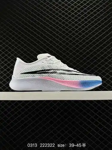 La parte superior Nike Zoom NIKE ZOOM FIY SEVEN está hecha de materiales livianos. La fusión de una 