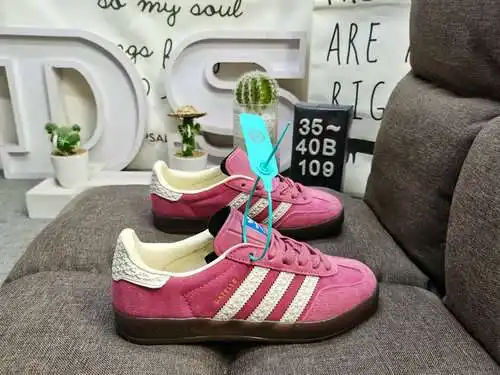 La zapatilla 109D es una reposición de la zapatilla Gazele Indoor de 1979, con gamuza suave y cuero 