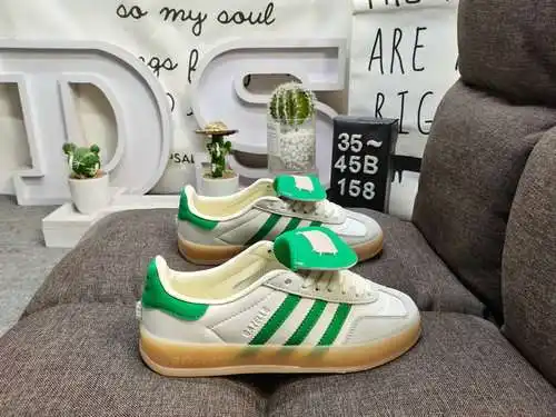 La zapatilla 158D es una reposición de la zapatilla Gazele Indoor de 1979, con gamuza suave y cuero 