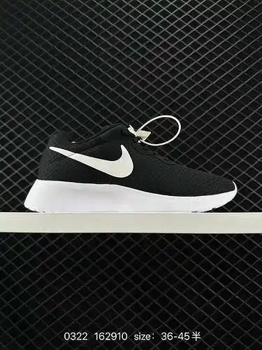 La malla Nike London ROSHERUN NIKE TANJUN de tercera generación es ligera y transpirable. Imprescind
