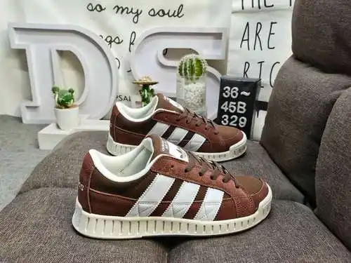El 329D Adidas ADI2000 El esquema de colores atrevidos presenta las Tres Rayas invertidas para una s