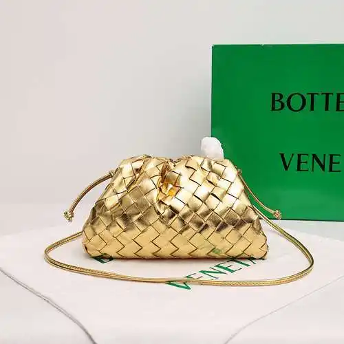 La bolsa nube B@V está hecha de piel de vaca original importada, calidad de alta gama, factura de bo