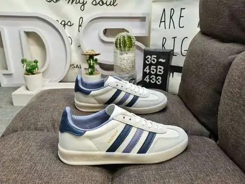 La zapatilla 433D es una reposición de la zapatilla Gazele Indoor de 1979, con gamuza suave y cuero 