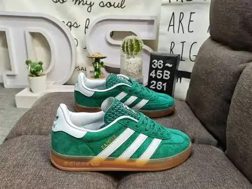 La zapatilla 281D es una reposición de la zapatilla Gazele Indoor de 1979, con gamuza suave y cuero 