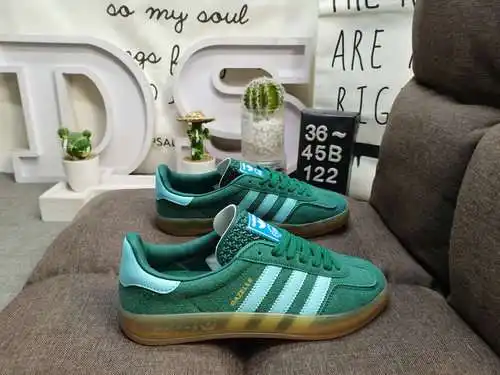 La zapatilla 122D es una reposición de la zapatilla Gazele lndoor de 1979, con gamuza suave y cuero 