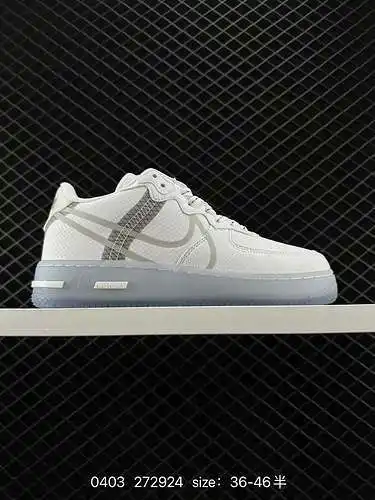 2 Nike Air Force React QS Bone White Ice Blue La plantilla de este zapato incorpora la tecnología Ni
