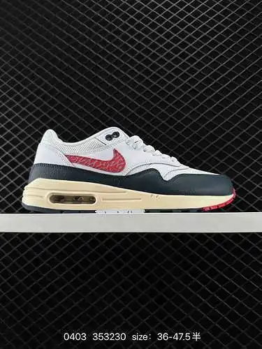 El lateral de Nike Air Max agrega un novedoso diseño de patrón ondulado basado en la forma original 