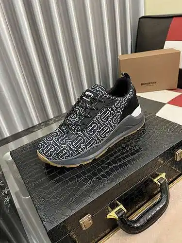 Zapatos de hombre Burberry Código: 0331B60 Talla: 38-44