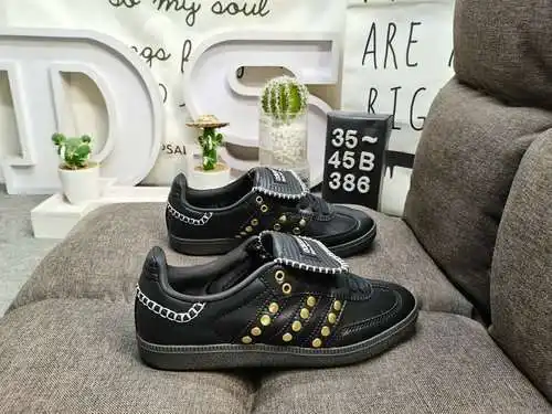 386D te lleva de regreso al clásico más original y eterno, / Clover Adidas WB Studded Samba OG Samba