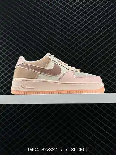 Nike Air Force Low Air Force 1 es una zapatilla deportiva informal versátil con un rendimiento de am